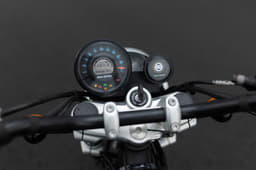 Royal Enfield Super Meteor 650 instrument cluster looks similar to the Meteor 350's unit.